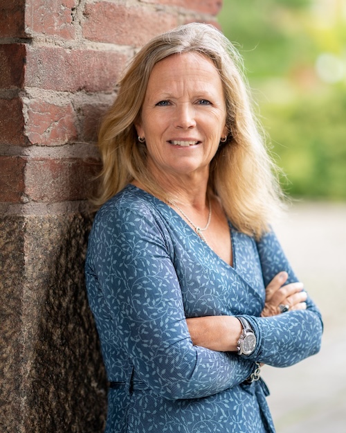 Foto på Annika, blont långt hår, blå klänning.